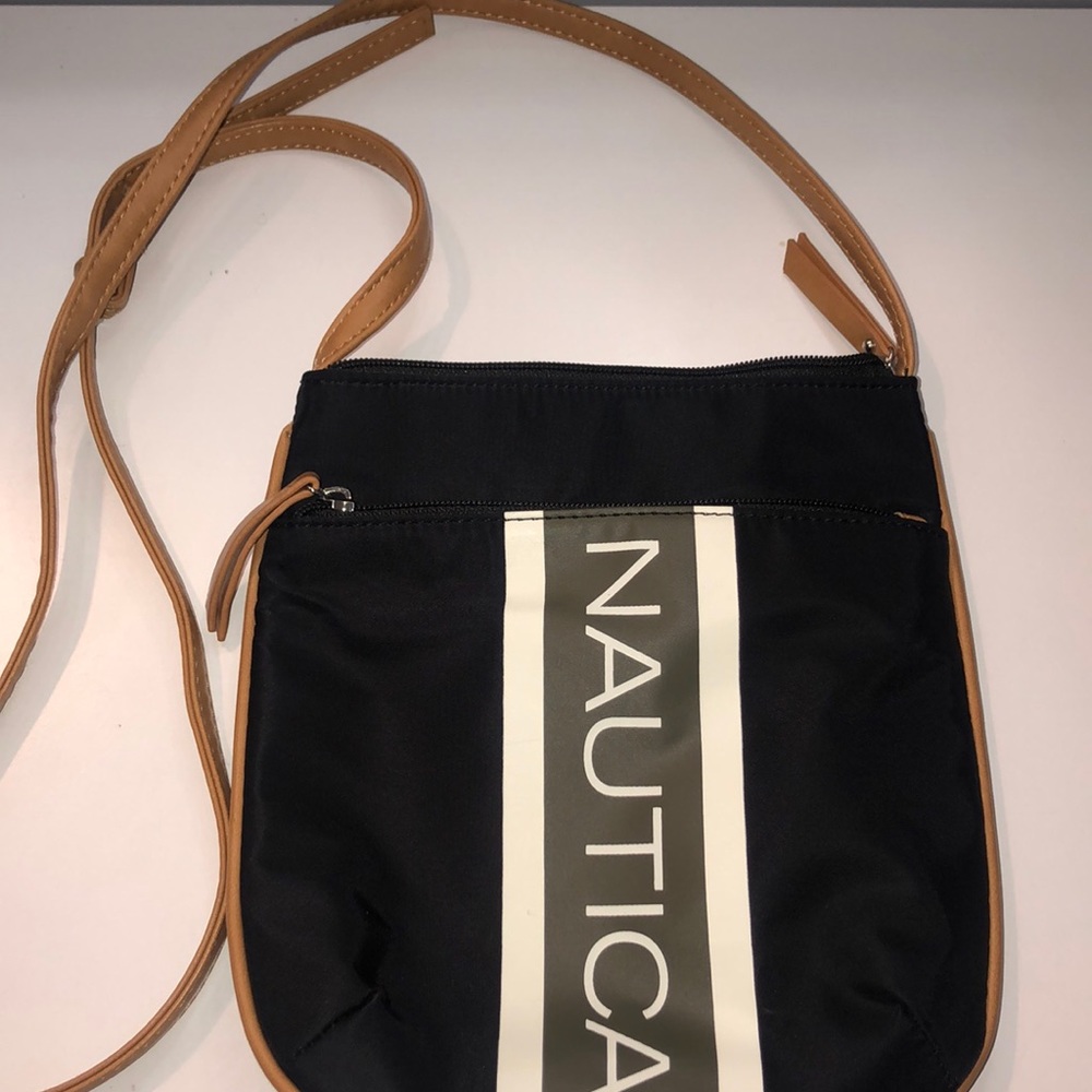 Black adjustable Náutica crossbody bag